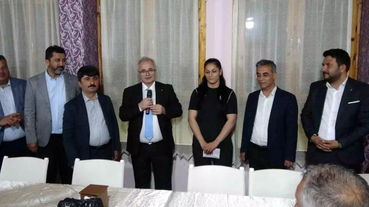 Türkiye Şampiyonu Hatice Nur Sarı, Kozan basını ile iftarda bir araya geldi