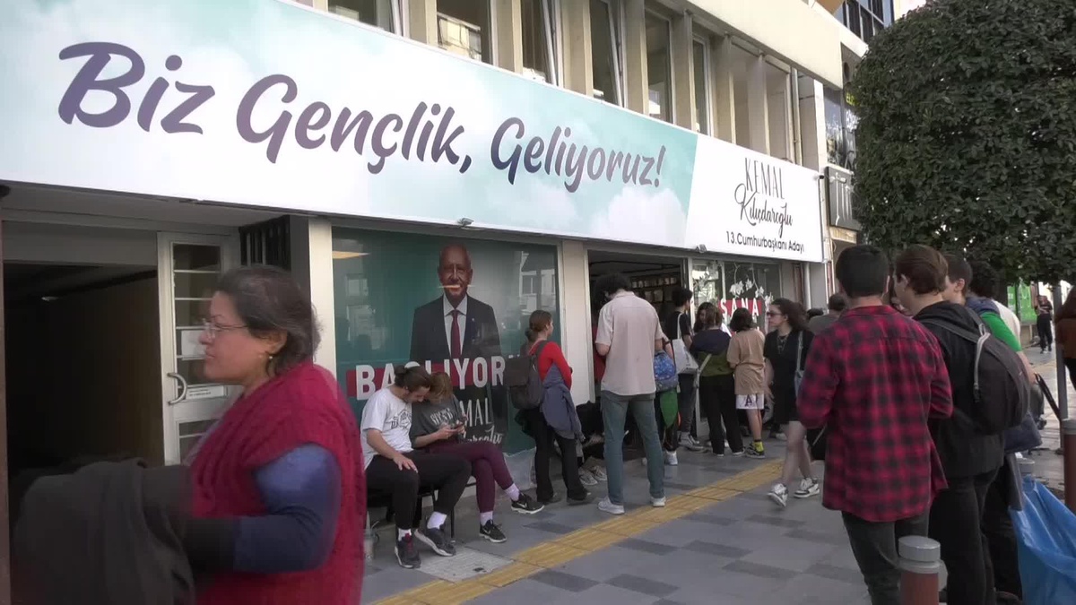 Uzman Psikolog Burcu Sandıkcıoğlu: "Gençler Başlarına Bir Şey Gelmesinden Korktukları İçin Düşünce Özgürlüğünden Kendilerini Yoksun Bırakıyorlar.