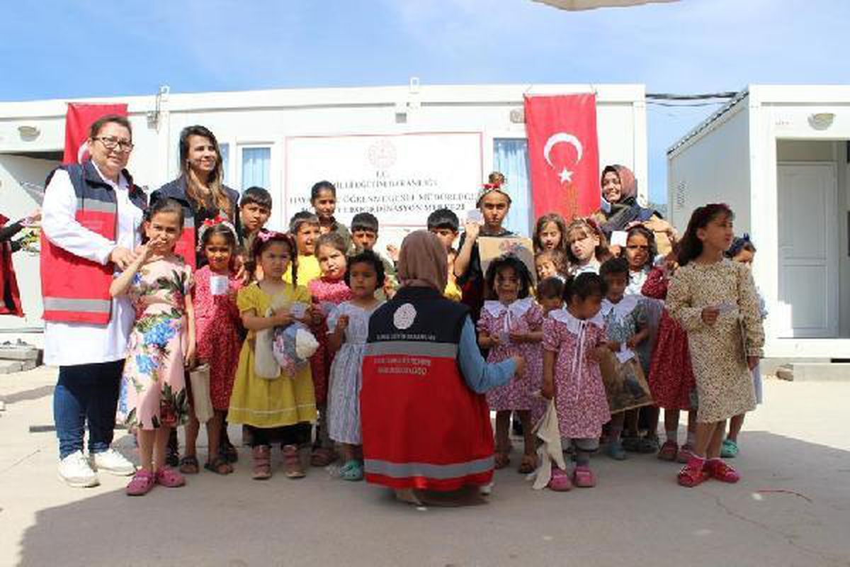 Deprem bölgesindeki 12 bin çocuğa bayram hediyeleri ulaştı