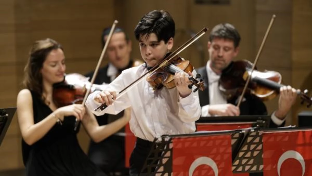 Atahan Dinç, Cumhurbaşkanlığı Senfoni Orkestrası konserinde şef ve solist olarak sahne aldı