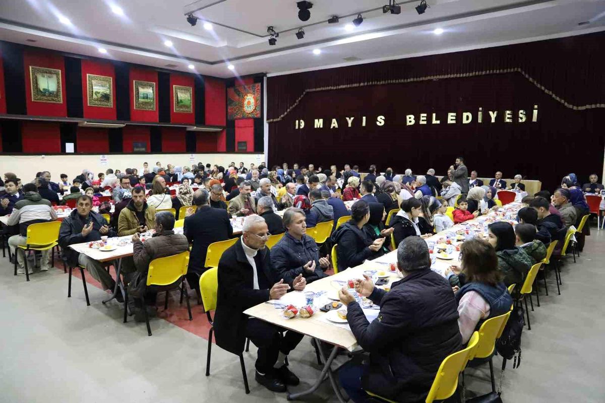 19 Mayıs\'ta depremzede aileler iftarda buluştu