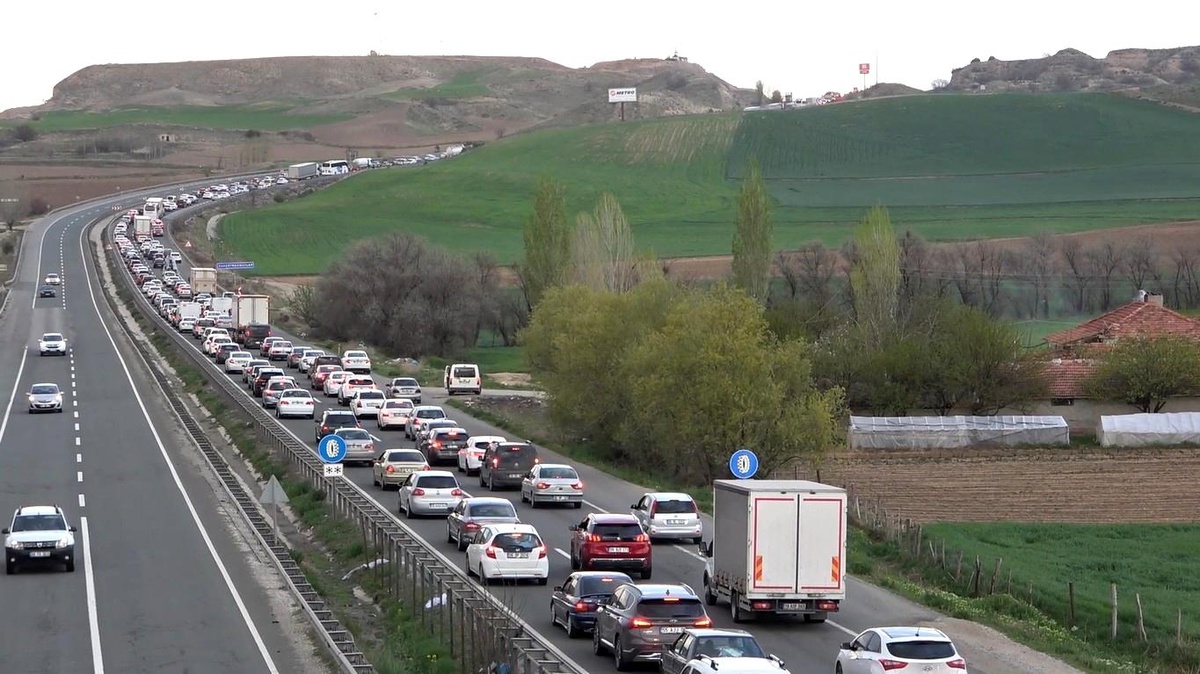 Kırıkkale\'de Ramazan Bayramı Trafik Yoğunluğu ve Kazalar
