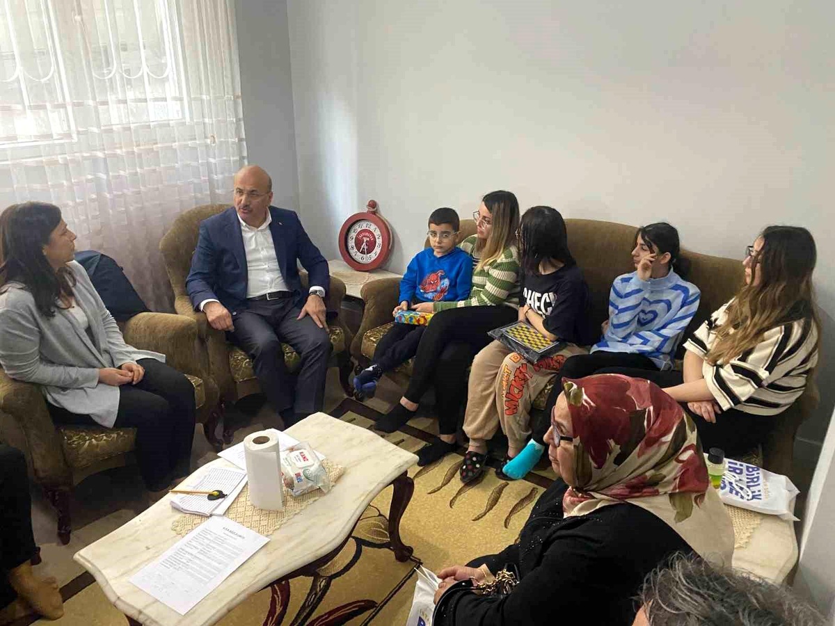 AK Parti Milletvekili Adayı Orhan Narin\'den depremzede aileye ziyaret