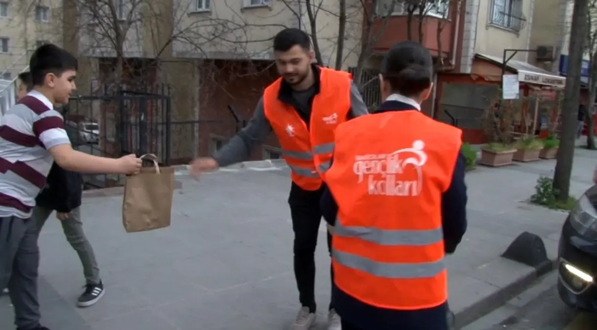 AK Partili milletvekili adayı Bağcılar\'da trafikte vatandaşlara iftarlık dağıttı