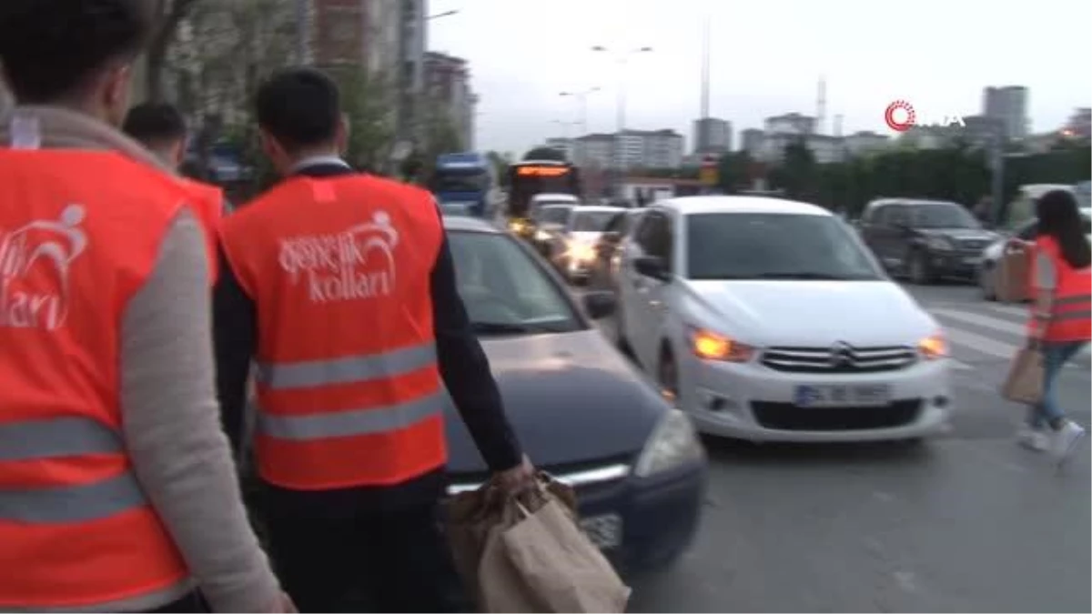 AK Partili milletvekili adayı Bağcılar\'da trafikte vatandaşlara iftarlık dağıttı