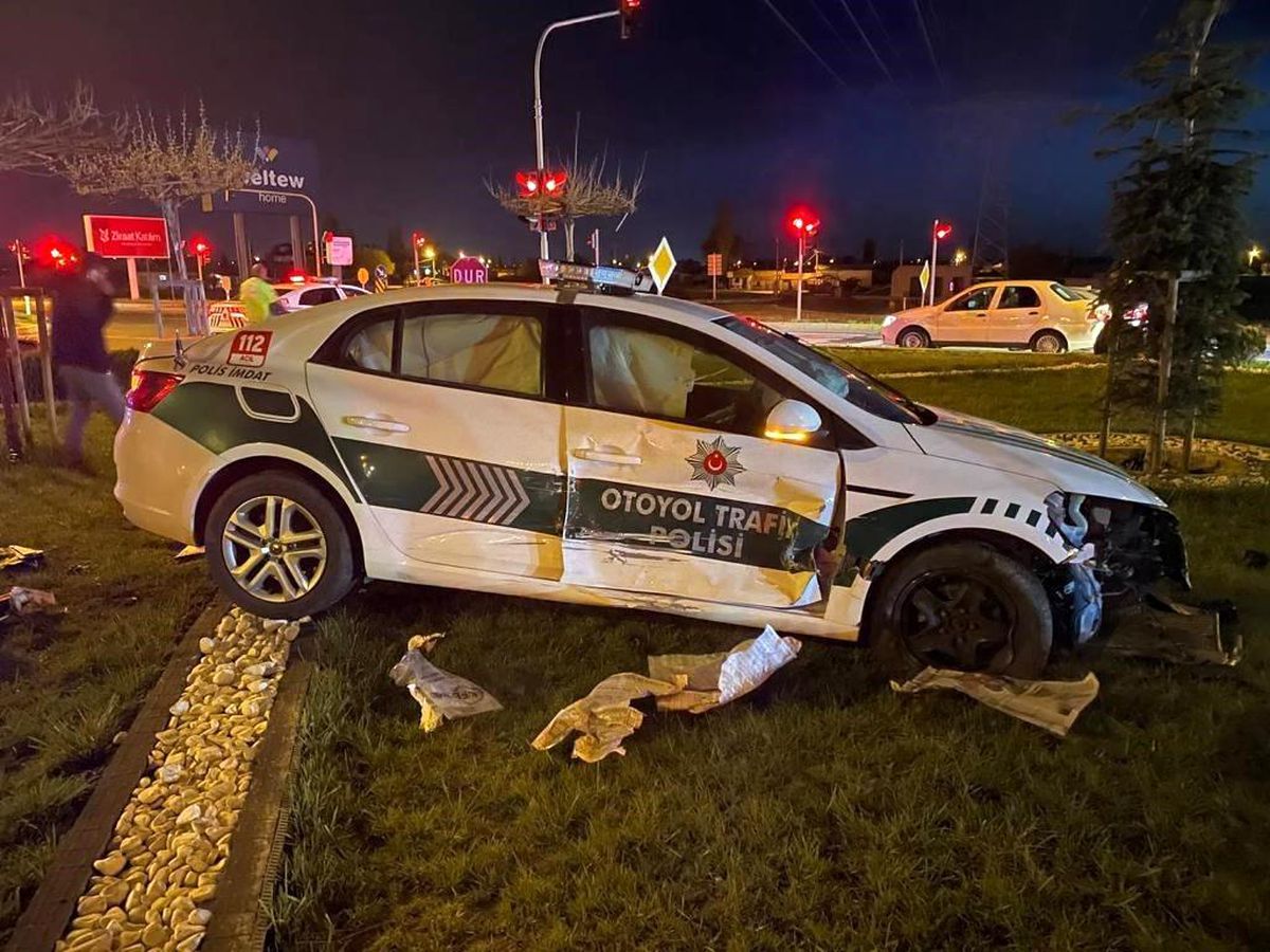 Aksaray\'da Polis Aracı ile Otomobil Çarpıştı: 3 Polis, 6 Kişi Yaralandı