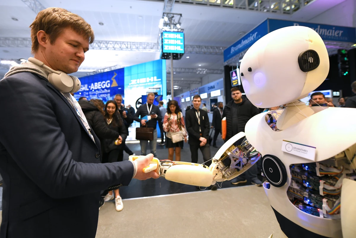 Almanya\'nın Hannover kentinde robotla el sıkışma