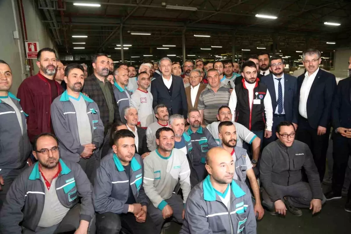 Bakan Akar: "Bazıları \'Biz terörist elebaşını tahliye edeceğiz\', \'Teröristlere hak, imkan vereceğiz, bunları affedeceğiz\' diyorlar; teröristleri...