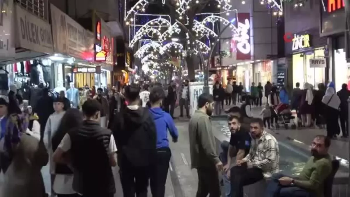 Geleneklerini yaşatan vatandaş, bayram alışverişi için çarşının yolunu tuttu