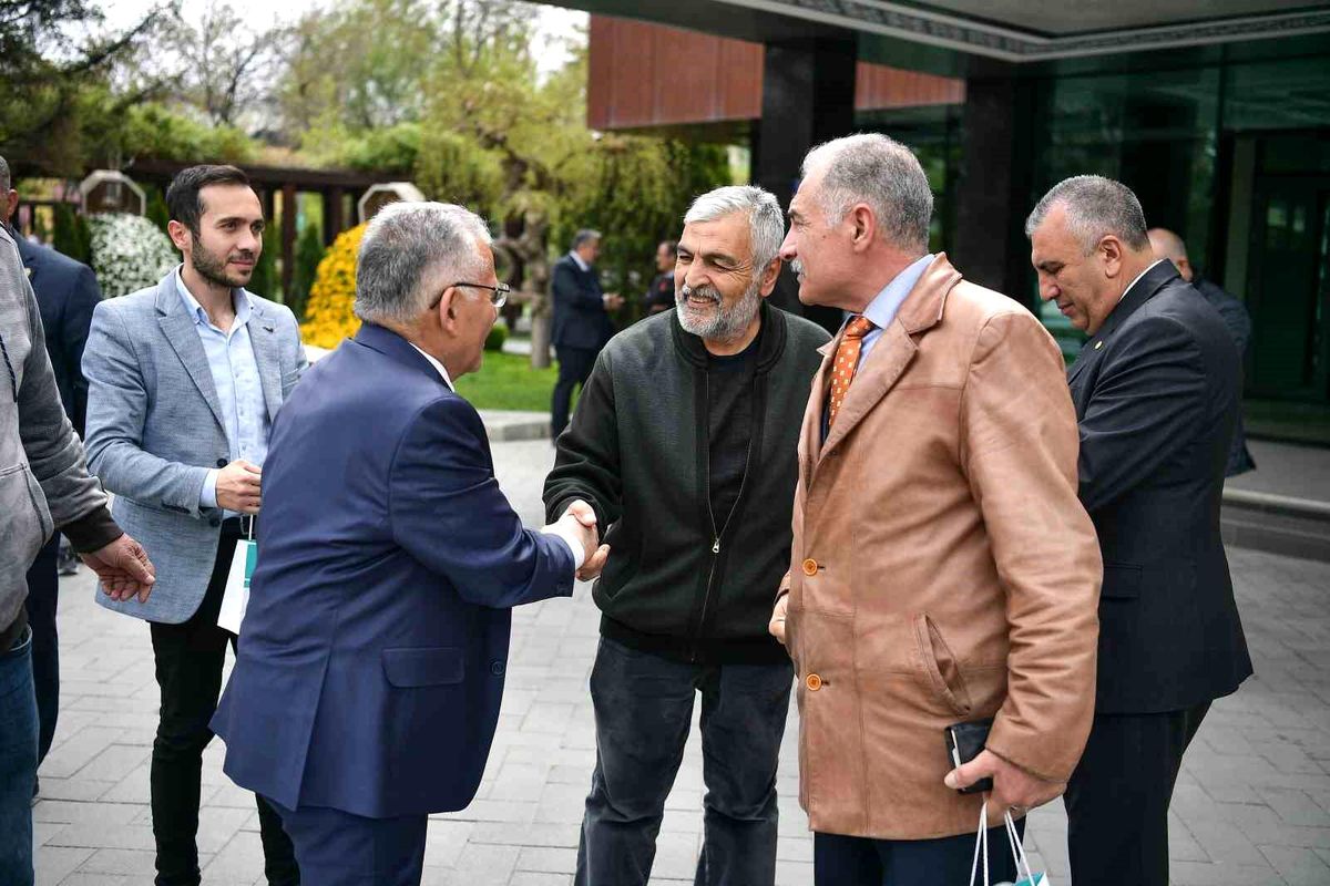Kayseri Büyükşehir Belediye Başkanı Vatandaşlara Kolonya Dağıttı