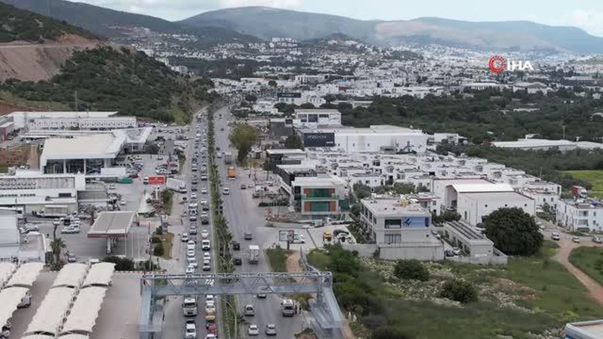 Bodrumda Bayram Yoğunluğu: Araç Kuyruğu Uzadıkça Uzadı