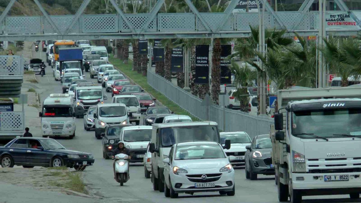 Bodrum\'da bayram yoğunluğu başladı, trafik kuyruğu uzadıkça uzadı
