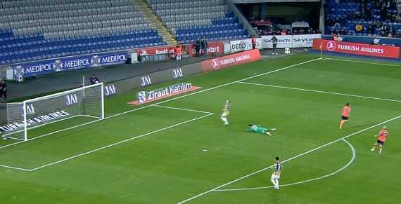 Bunu nasıl başardın Samet? Kimsenin olmadığı yere pas verdi, Fenerbahçe'ye pahalıya patladı