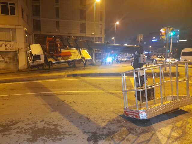 Çalışma sırasında sepetli vinç devrildi! 2 operatör yaralandı Çalışma sırasında sepetli vinç devrildi! 2 operatör yaralandı