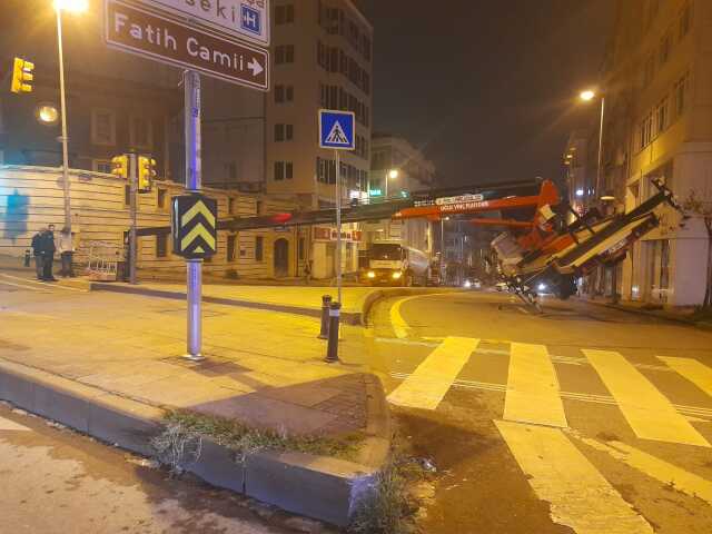 Çalışma sırasında sepetli vinç devrildi! 2 operatör yaralandı Çalışma sırasında sepetli vinç devrildi! 2 operatör yaralandı