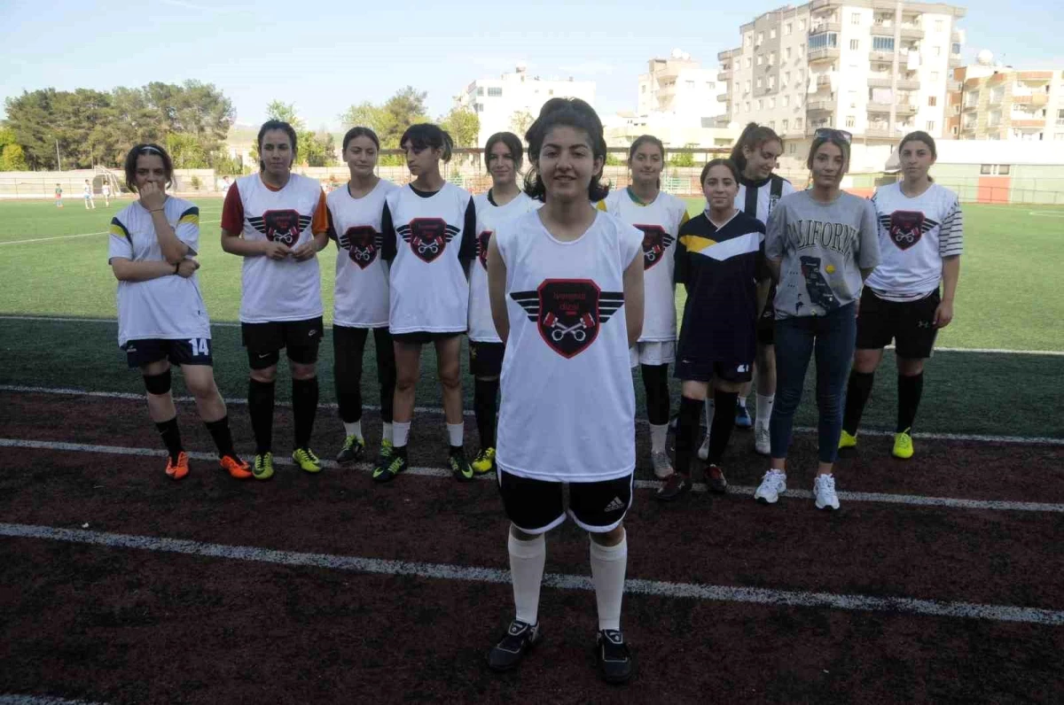 Cizreli Kızlar Kaymakamlığın Desteğiyle Futbol Takımı Kurdu