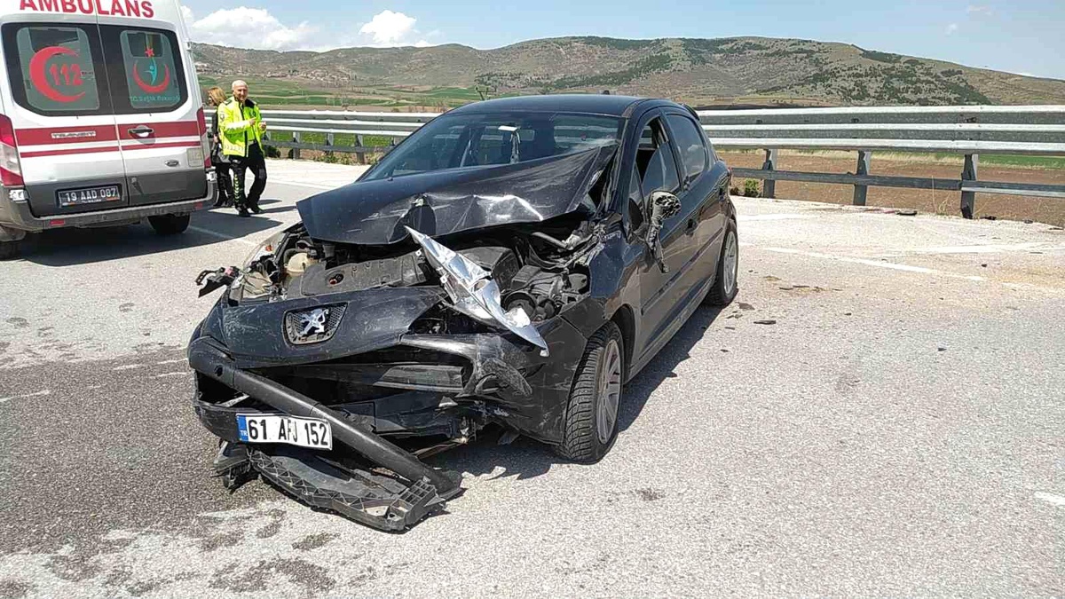 Çorum\'da otomobil bariyerlere çarptı: Sürücü yaralandı