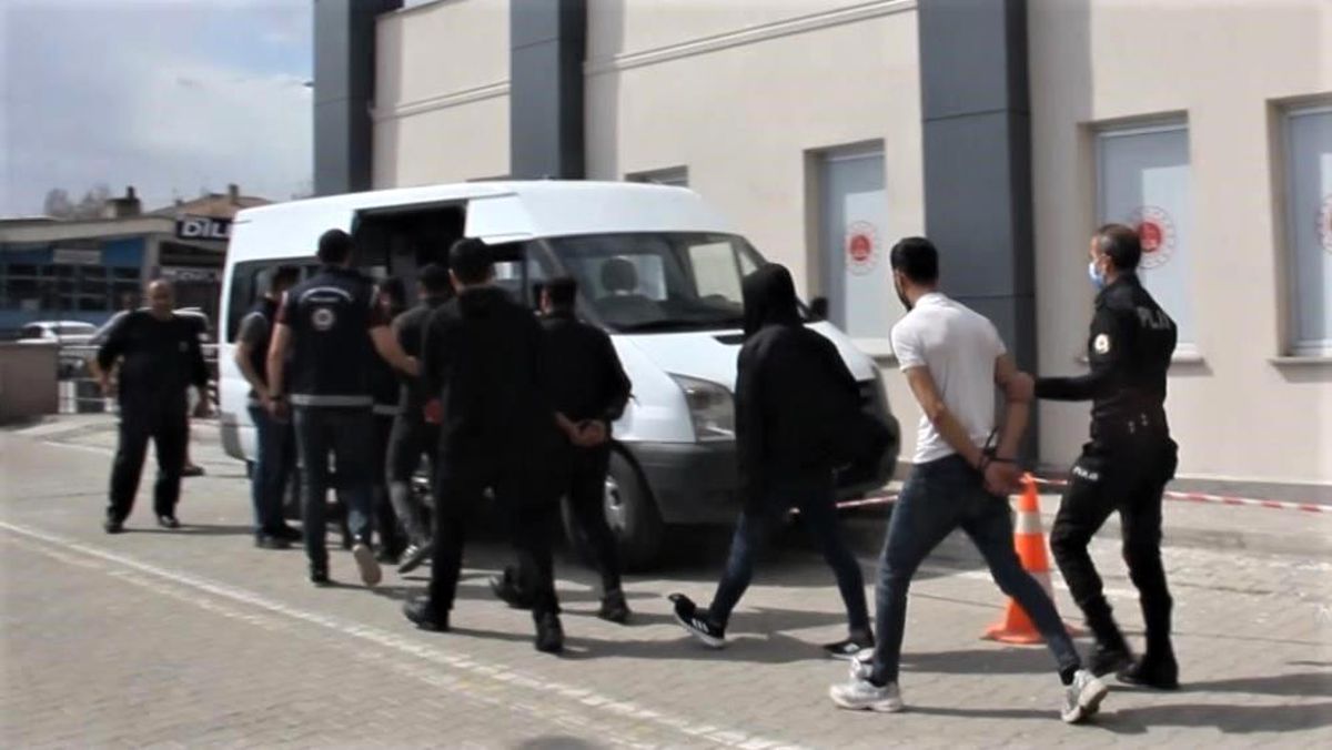 Erzincan\'da çeşitli suçlardan aranan 35 kişi yakalandı, 8 kişi gözaltına alındı