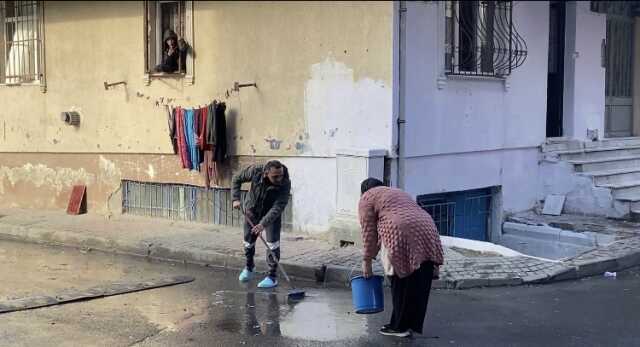 GAZİOSMANPAŞA'DA BAYRAM TEMİZLİĞİ YAPARKEN PENCEREDEN DÜŞEN KADIN ÖLDÜ GAZİOSMANPAŞA'DA BAYRAM TEMİZLİĞİ YAPARKEN PENCEREDEN DÜŞEN KADIN ÖLDÜ