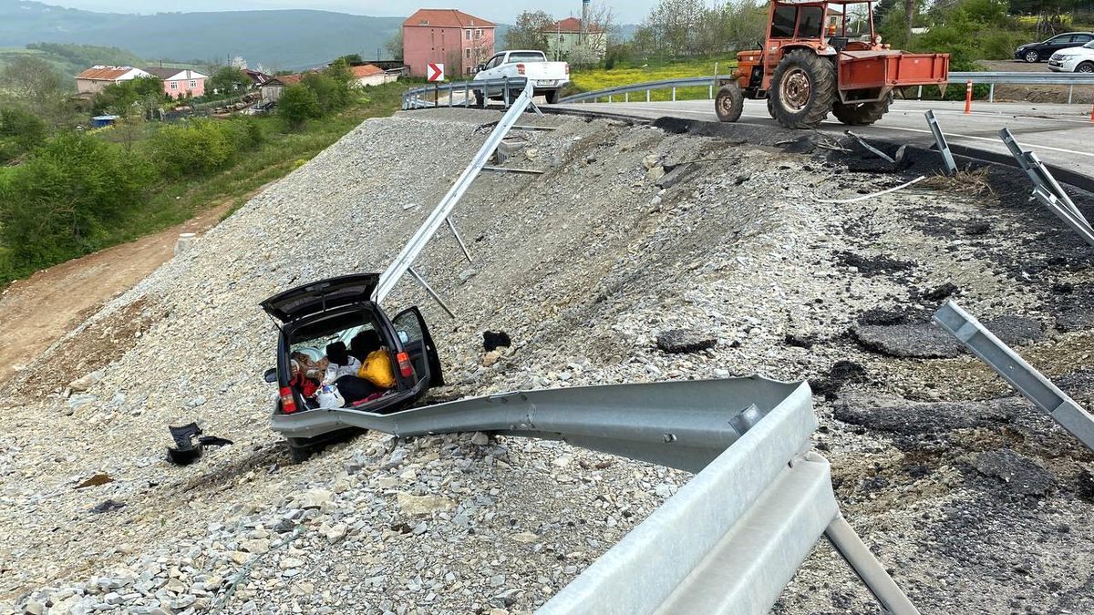 İzmit\'te Hafif Ticari Araç Şarampole Uçtu, Demir Bariyer Faciayı Önledi