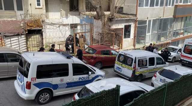 Kadıköy'de güvenlik, tadilattaki hastaneye izinsiz giren kişiyi vurdu Kadıköy'de güvenlik, tadilattaki hastaneye izinsiz giren kişiyi vurdu