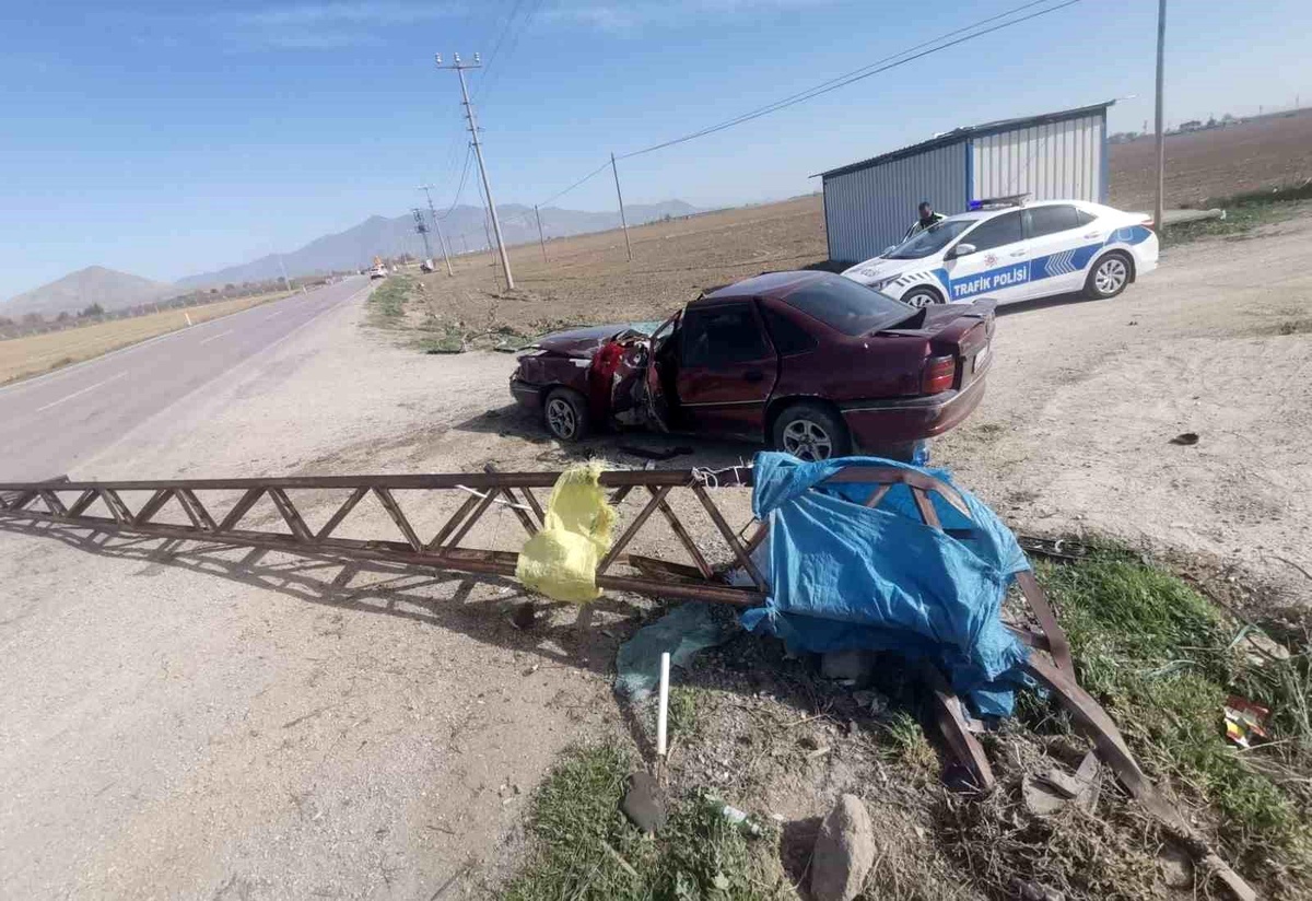 Karaman\'da kontrolden çıkan otomobil elektrik direğine çarptı: 1 yaralı