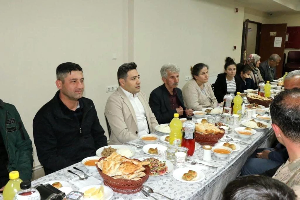 Kaymakam Özçelik depremzede vatandaşlarla iftar yaptı