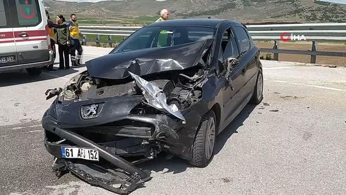 Çorum\'da Kontrolden Çıkan Otomobil Bariyerlere Çarptı: 1 Yaralı