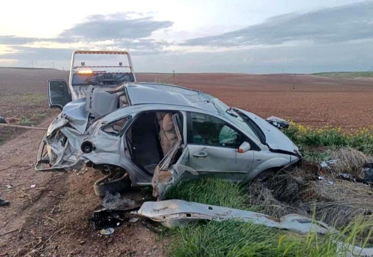 Diyarbakır\'da Kontrolden Çıkan Otomobil Tarlaya Uçtu: 5 Yaralı