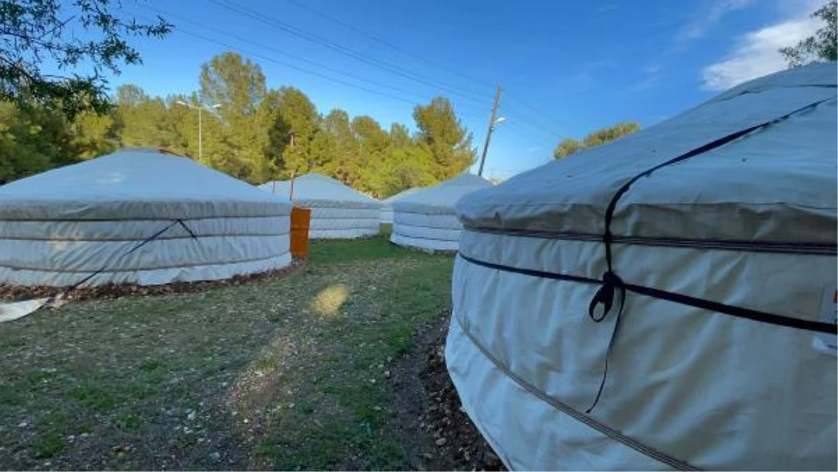 Moğolistan\'dan gelen kıl çadırlar depremzedeler için kuruldu