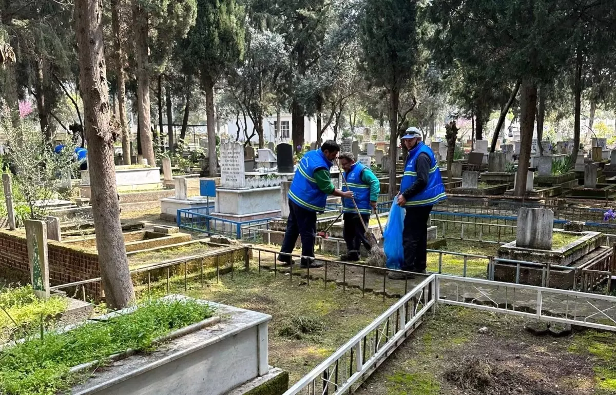 Nazilli\'deki Mezarlıklar Bayrama Hazır