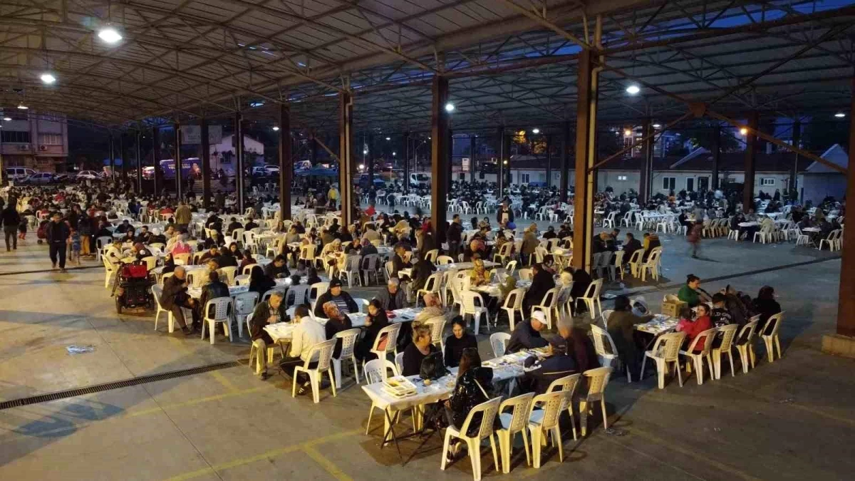 Nazilli Belediyesi, Turan Mahallesinde yoğun katılımla son iftar programını gerçekleştirdi