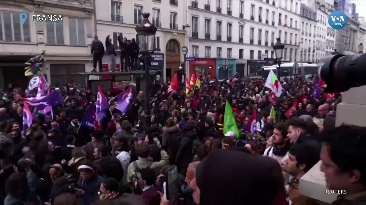 Paris\'te Macron Tencere-Tava ile Protesto Edildi