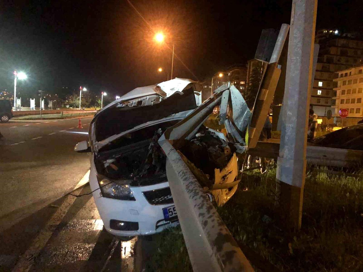 Rize\'de feci kazada sürücüler burnu bile kanamadan kurtuldu