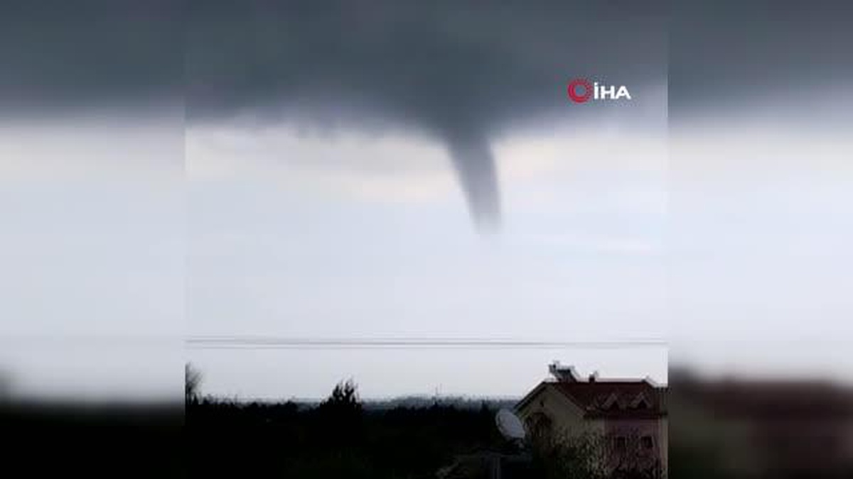 Silivri\'de Cep Telefonu Kamerasıyla Gökyüzünde Oluşan Hortum Görüntülendi