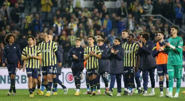 Takımı etrafına toplayan Jorge Jesus, Başakşehir maçı öncesi futbolcularına tek şart koştu Takımı etrafına toplayan Jorge Jesus, Başakşehir maçı öncesi futbolcularına tek şart koştu