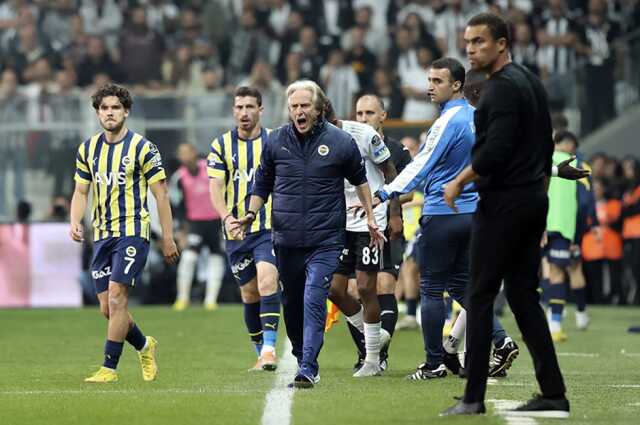 Takımı etrafına toplayan Jorge Jesus, Başakşehir maçı öncesi futbolcularına tek şart koştu Takımı etrafına toplayan Jorge Jesus, Başakşehir maçı öncesi futbolcularına tek şart koştu
