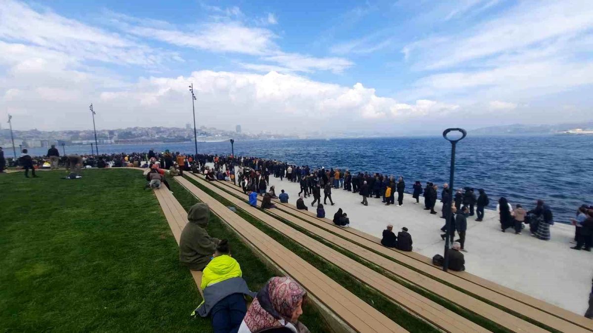TCG Anadolu ziyarete açık, binlerce vatandaş gemiyi görmek için kuyrukta bekliyor