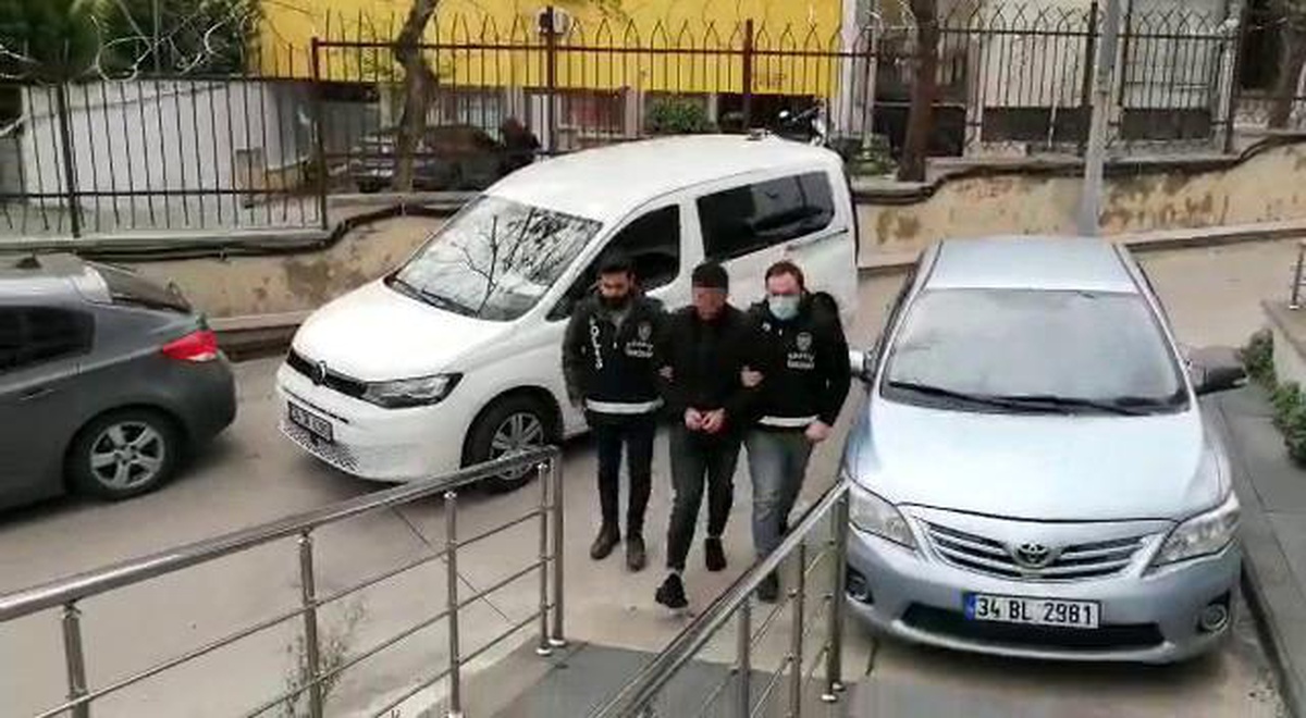 Üsküdar\'da yıkım esnasında silahla çatıya çıkan şahıs gözaltına alındı