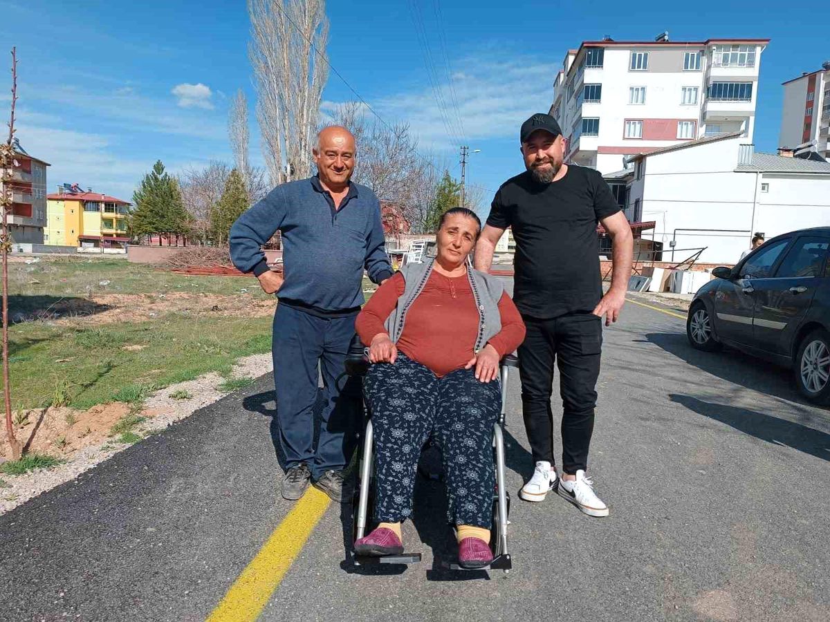 Vanlı Amcan\'dan engelli aracı enkaz altında kalan depremzedeye yeni akülü araç