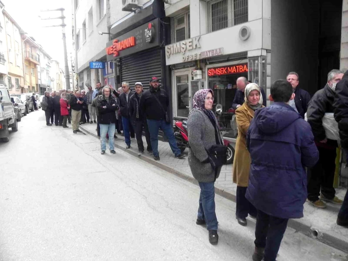 Vatandaşların metrelerce uzayan baklava kuyruğu