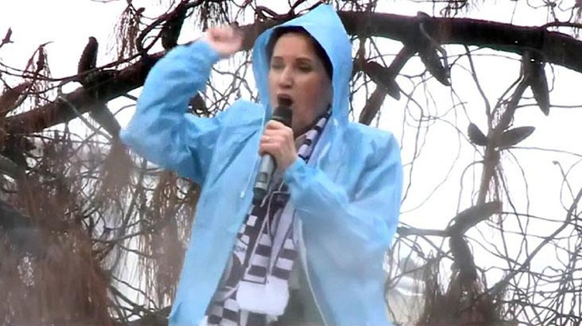 Yağmur altında konuşan Akşener, atılan sloganlara böyle karşılık verdi: Bedava olmaz Yağmur altında konuşan Akşener, atılan sloganlara böyle karşılık verdi: Bedava olmaz