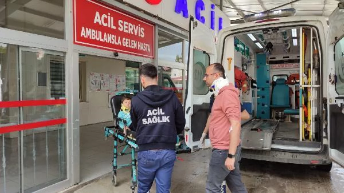 Adana\'da Otomobiller Çarpıştı: 1 Ölü, 2 Yaralı