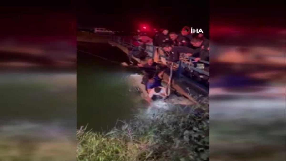 Adanada sulama kanalına düşen minibüs itfaiye tarafından kurtarıldı