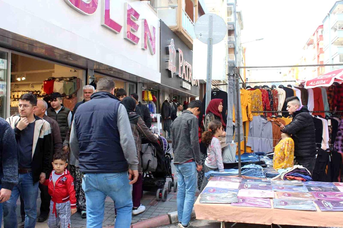 Afyonkarahisar\'da Bayram Pazarında Yoğun Alışveriş