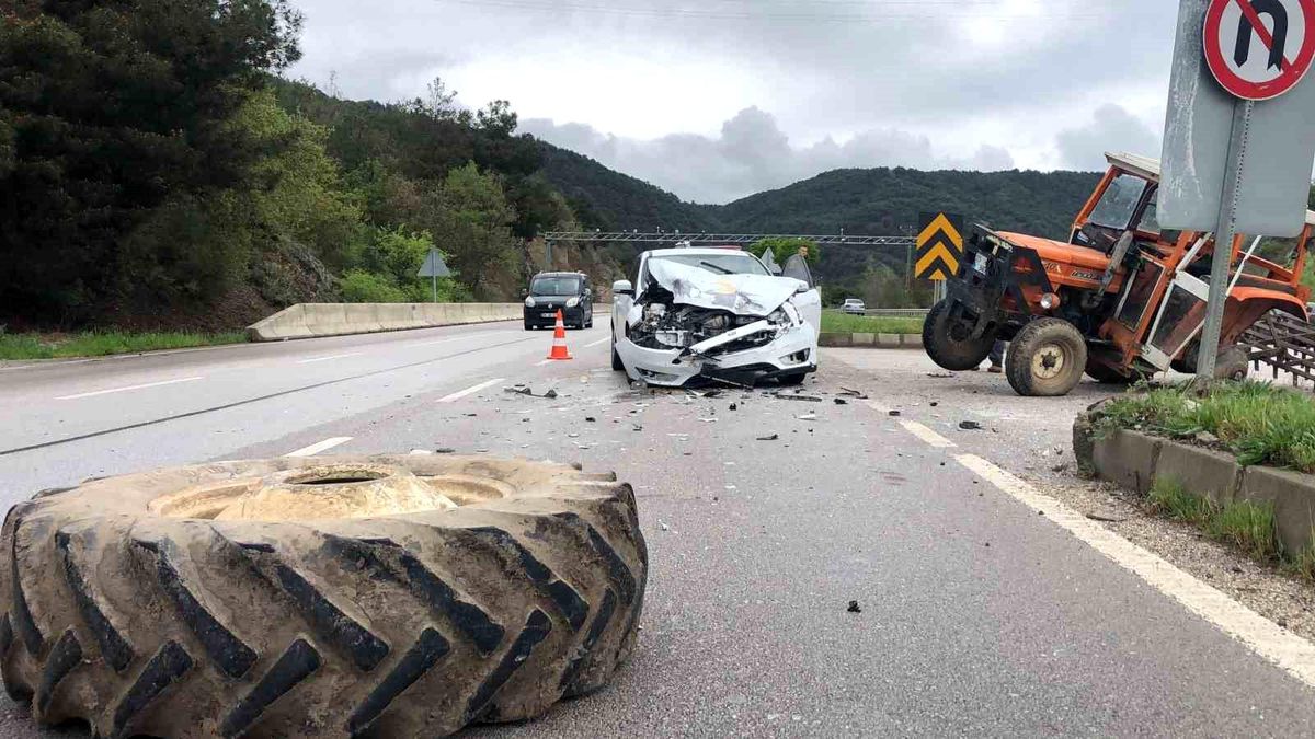 Amasya\'da Otomobil ve Traktör Çarpıştı: 3 Yaralı
