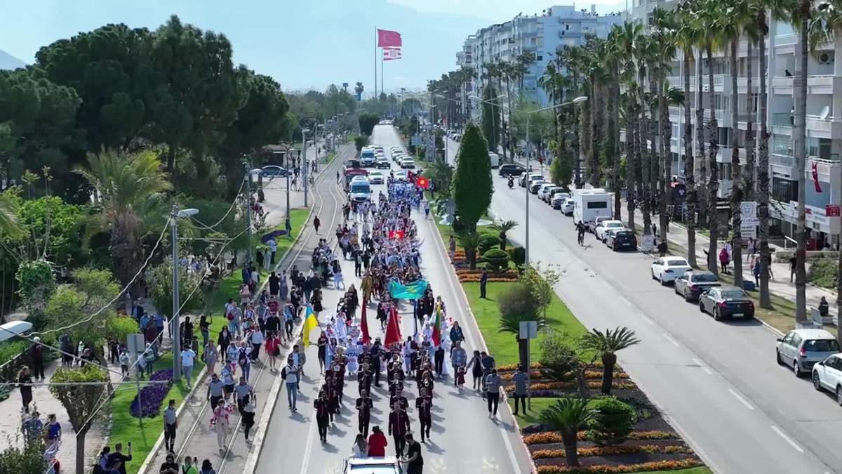 Antalya\'da 23 Nisan Kutlamaları Sevgi Korteji ile Başladı