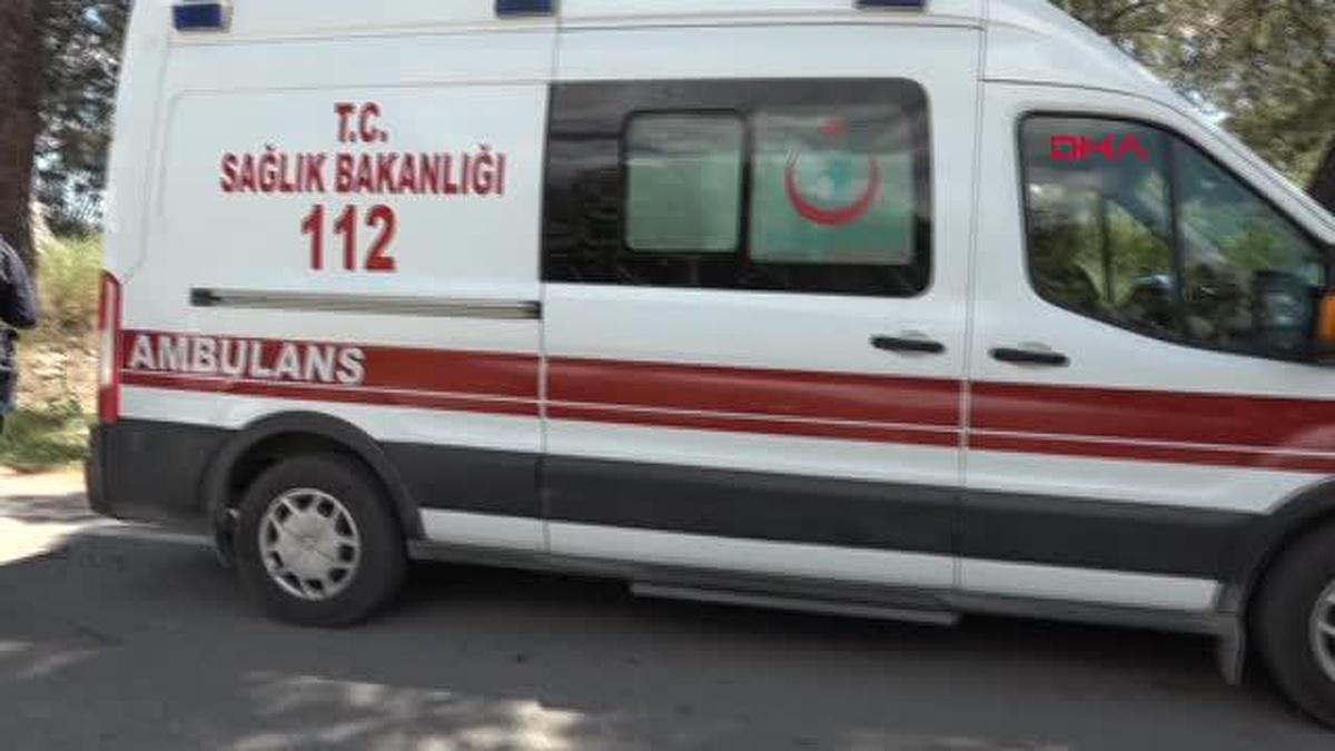 Antalya\'da Kontrolden Çıkan Otomobilin Şarampole Çarpması Sonucu 2 Kişi Yaralandı