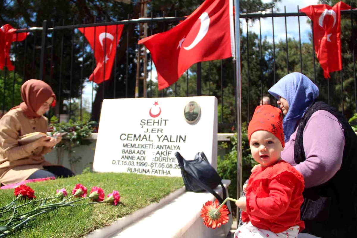 Antalya\'da mezarlıklarda ziyaretçi yoğunluğu yaşandı
