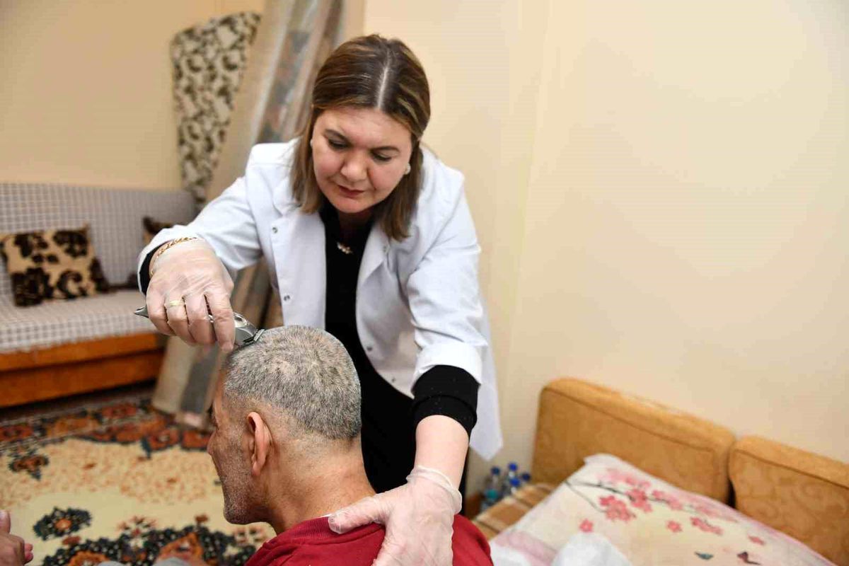 Esenyurt Belediyesi, 65 yaş ve engelli vatandaşların bayram tıraşlarını evlerinde yapıyor
